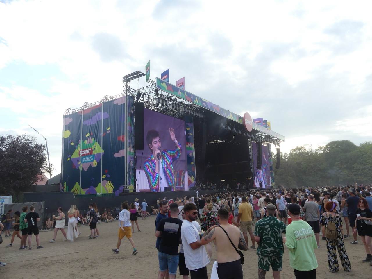 デリゲートが帰る場所 · ハンガリーのSziget Festival。こうした行事のブッキング担当がホンデの地下に降りてくる。ⓒElekes Andor, CC BY-SA 4.0