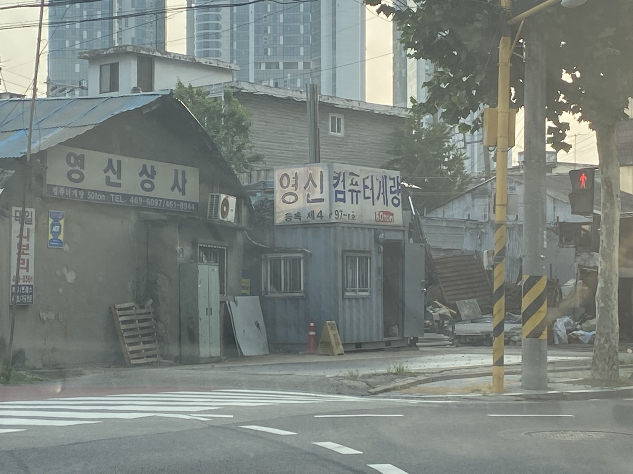 건물이 선 동네 · 서울 성동구 일대의 옛 공장 건물. 이런 옛 공장 건물이 지금 팝업 대관 시장의 재고다. ⓒCartoonChess, CC BY-SA 4.0