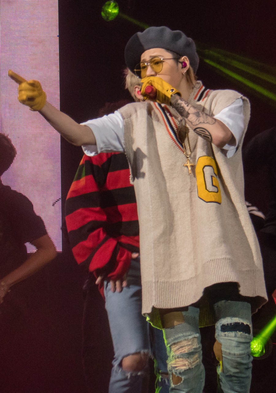 지난해 무대 · 지코. 2016년 KCON 무대이며, 지난해 첫 회 개막일 라인업에 있었다. ⓒmduangdara, CC BY-SA 2.0