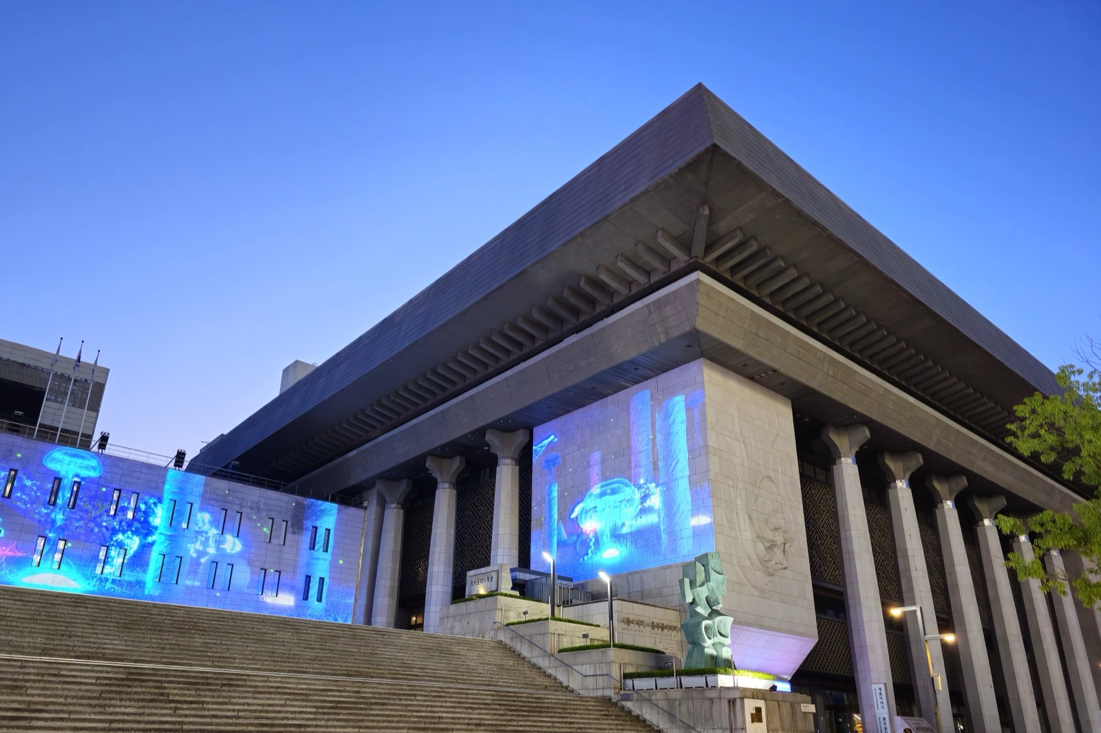 夜の世宗文化会館 · 1978年に開館したこの建物の大劇場が、客席3,022席で韓国最大。ⓒDtSeoul · CC0