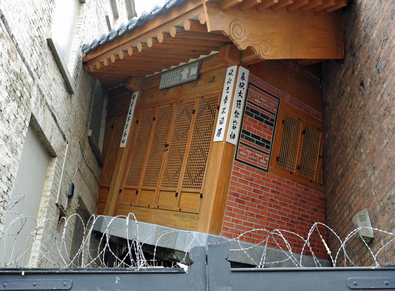 떠 있는 구조 · 이 작품은 바닥에 놓이지 않고 두 건물 사이에 끼워 걸렸다. 앞을 가로지르는 철조망은 원래 그 자리에 있던 것. ⓒJulian Stallabrass · CC BY 2.0