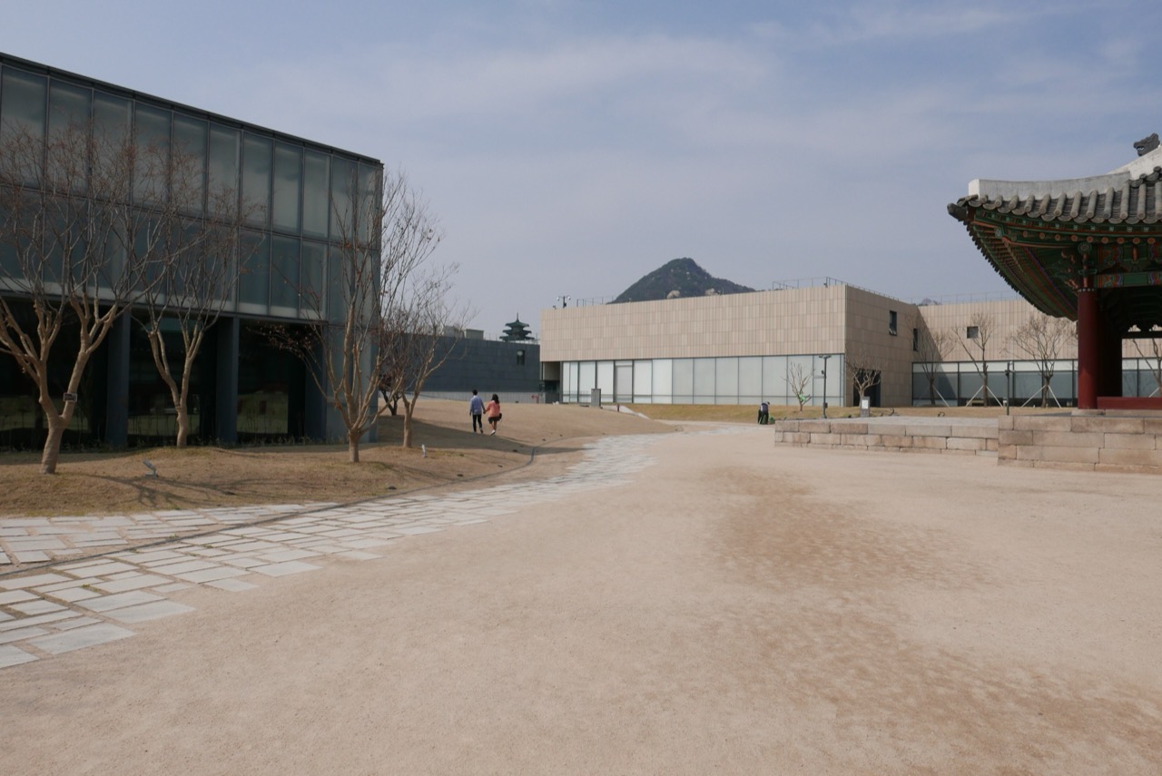회차를 기다리는 자리 · 미술관 마당. 예약 시각 전에 관람객이 여기서 기다린다. 시간제 입장은 이런 여유 공간이 있어야 돌아간다. ⓒjens kuu · CC BY 2.0