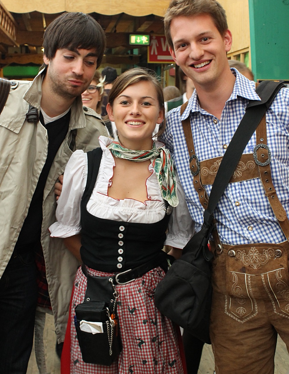 衣装代は入場券に入っていない · ディアンドル(Dirndl)とレーダーホーゼン(Lederhosen)をまとった来場者。ソウル版も民族衣装の体験をプログラムに入れると案内している。ⓒNicolas Vollmer · CC BY 2.0