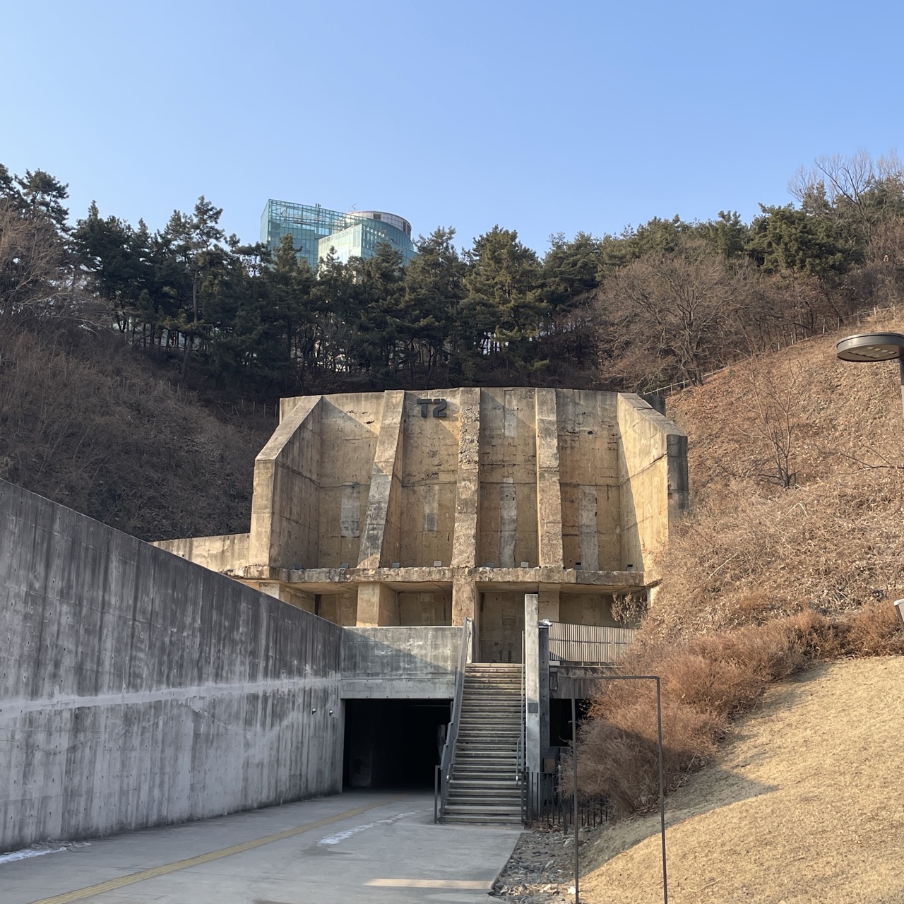 石油が抜けたあと · 文化備蓄基地のT2。ソウル市の料金表には608平方メートルの公演場として載っている。2026年1月撮影。ⓒベルニサージュ · CC BY 4.0