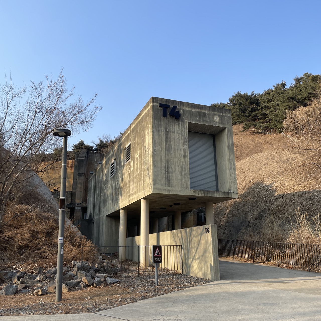 6棟のうちの一つ · 文化備蓄基地のT4。984平方メートルの複合文化空間として使われている。ⓒベルニサージュ · CC BY 4.0