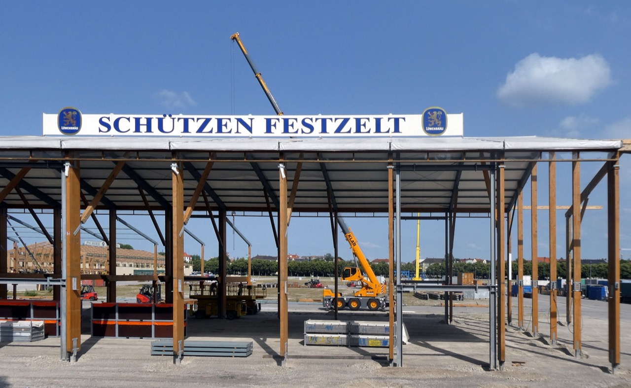 毎年建てて毎年ばらす · ミュンヘンのシュッツェン・フェストツェルト(Schützen-Festzelt)の設営工事。大型テントは常設の建物ではなく、毎年組み立てては撤去する。ⓒRenardo la vulpo · CC BY-SA 4.0