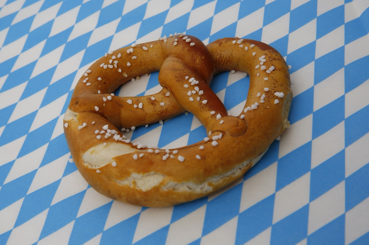 紙一枚に一つずつ · ラウゲンブレーツェル(Laugenbrezel)。ソウル版の食事は世界的なケータリング会社アラマーク(Aramark)が担う。ⓒTim Reckmann · CC BY 2.0