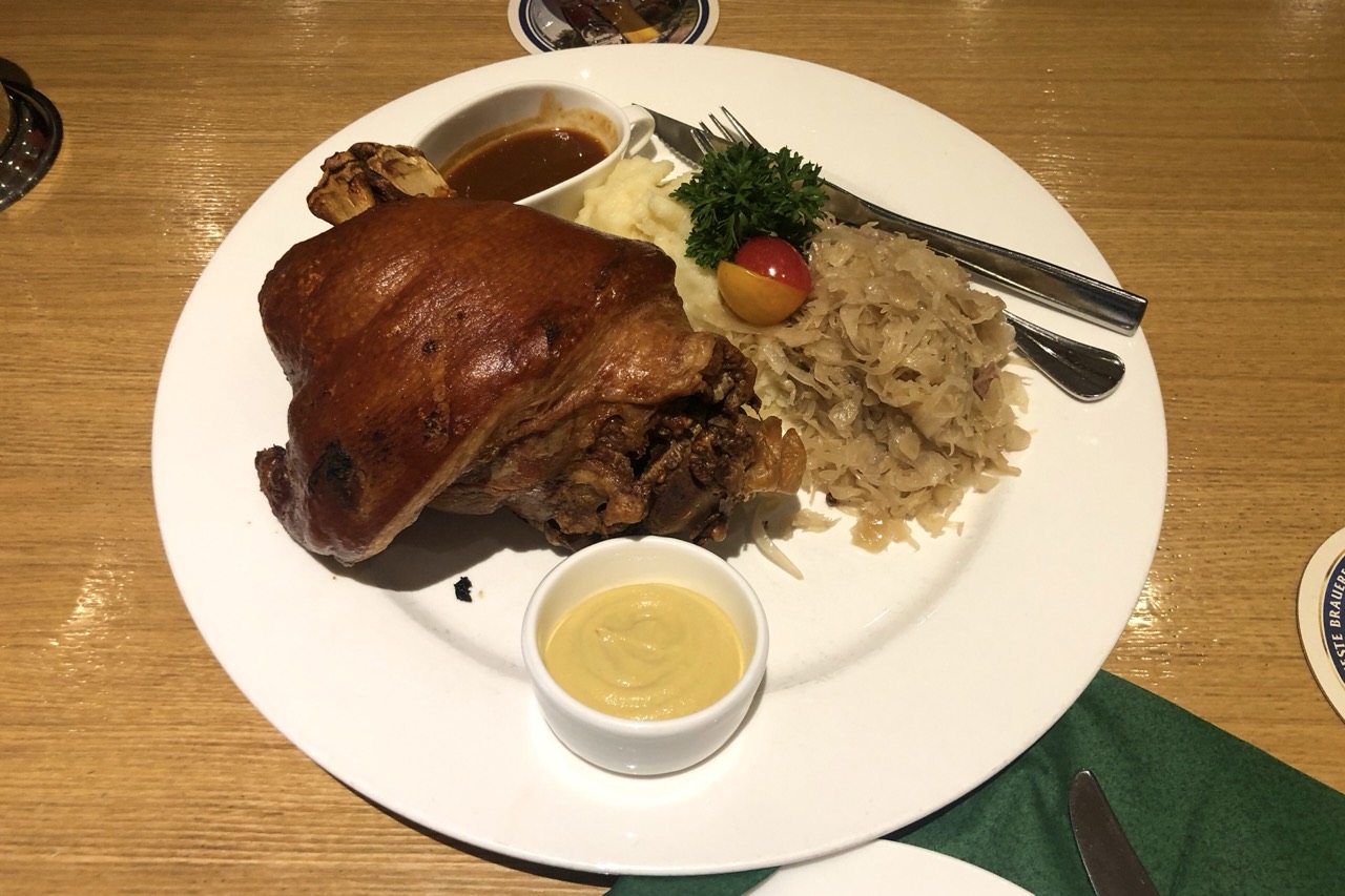 一皿が席を長く押さえる · シュヴァイネハクセ(Schweinshaxe)とザワークラウト。手のかかる料理なので、回転が要る有料席では計算が変わる。写真は北京のドイツ料理店で撮ったもの。ⓒN509FZ · CC BY-SA 4.0