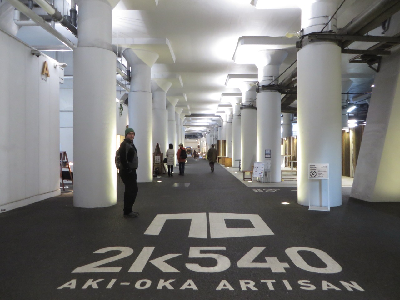 15년 전의 같은 발상 · 2k540 AKI-OKA ARTISAN. 아키하바라와 오카치마치 사이 고가 아래를 공예 상가로 바꾼 2010년 시설이다. ⓒWilliam J Sisti · CC BY-SA 2.0