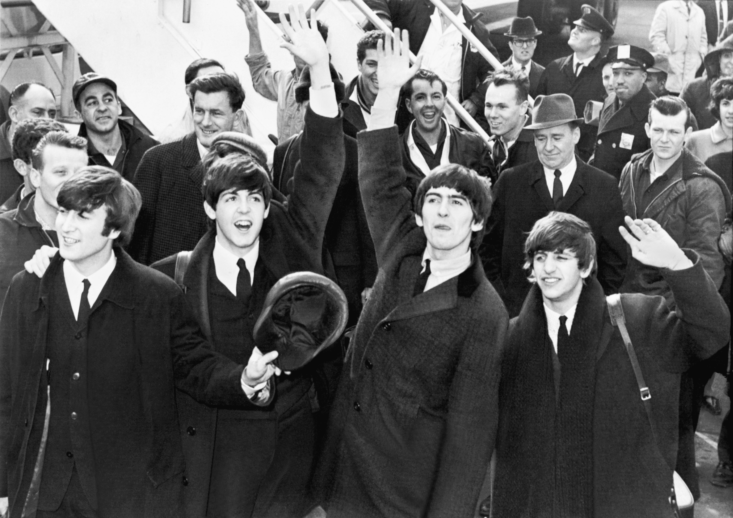한국에는 오지 않은 넷 · 1964년 2월 뉴욕 JFK 공항에 도착해 손을 흔드는 비틀스. 이틀 뒤 「에드 설리번 쇼」에 나갔다. ⓒUnited Press International · 퍼블릭 도메인