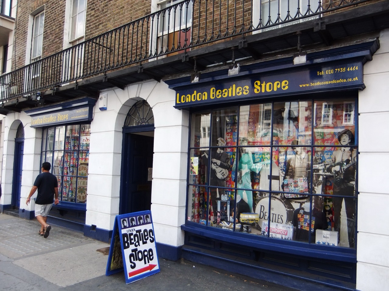 공연 없이 여는 가게 · 런던 베이커 스트리트의 London Beatles Store. 진열창을 기타, 인형, 포스터로 채웠다. ⓒRept0n1x · CC BY-SA 3.0