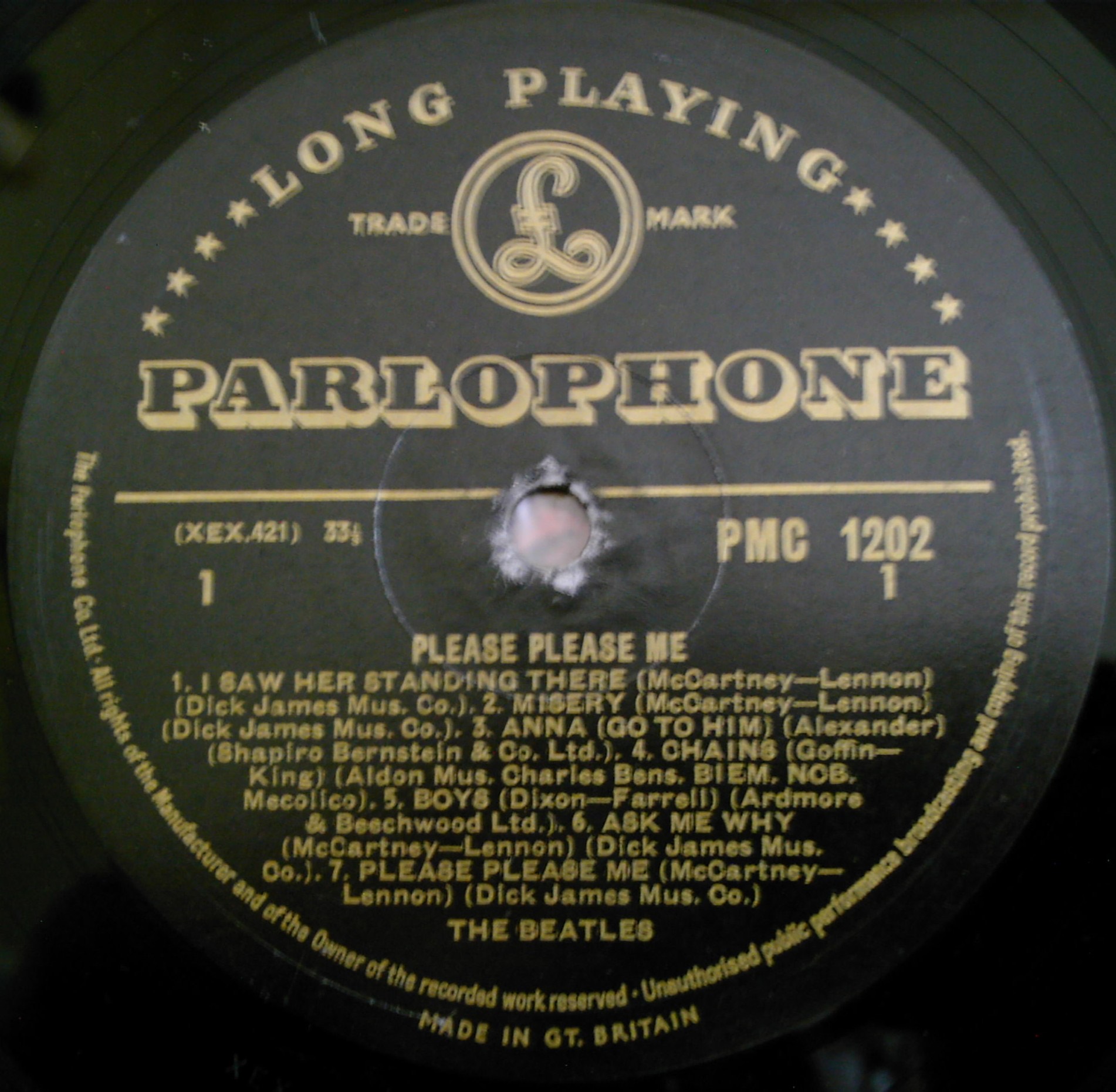 라벨에 찍힌 다른 주인 · 1963년 영국 Parlophone에서 나온 첫 앨범 《Please Please Me》 LP 라벨. 곡마다 작곡자 McCartney와 Lennon 옆에 출판사 Dick James Mus. Co.가 찍혀 있다. ⓒSnowmanradio · CC BY-SA 3.0