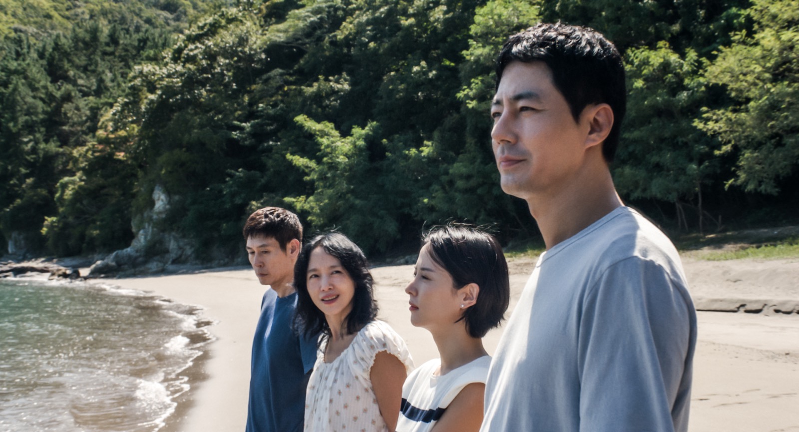 바닷가의 네 사람 · 「가능한 사랑」 첫 공개 스틸. 호석(설경구), 미옥(전도연), 예지(조여정), 상우(조인성)가 바닷가에 나란히 섰다(왼쪽부터). ⓒ넷플릭스