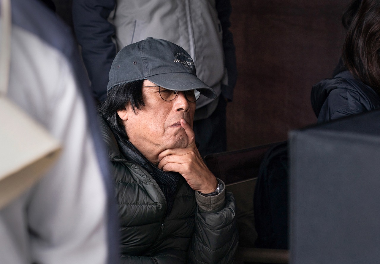 촬영장의 감독 · 「가능한 사랑」 촬영 현장에서 턱을 괴고 앉은 이창동 감독. ⓒ넷플릭스