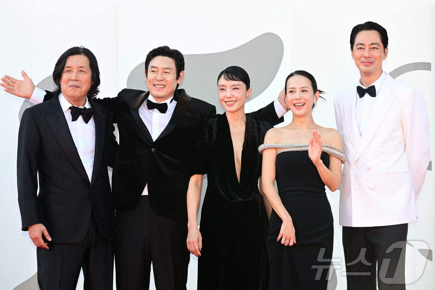 첫 상영 날의 다섯 사람 · 베니스 첫 상영 날 레드카펫에 선 이창동 감독과 설경구, 전도연, 조여정, 조인성(왼쪽부터). ⓒ뉴스1