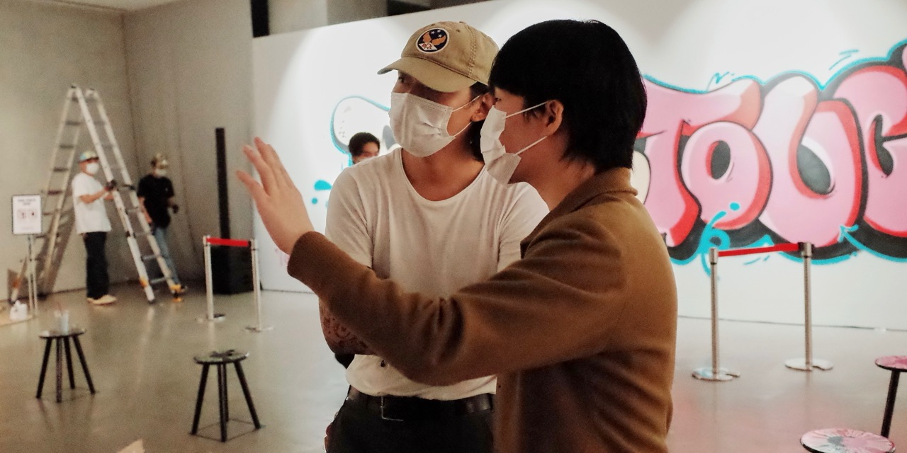 그라피티로 쓴 이름 · 2021년 팝업 현장. 전시장 벽에 그라피티로 브랜드 이름을 썼다. ⓒ헤이팝(HEYPOP)