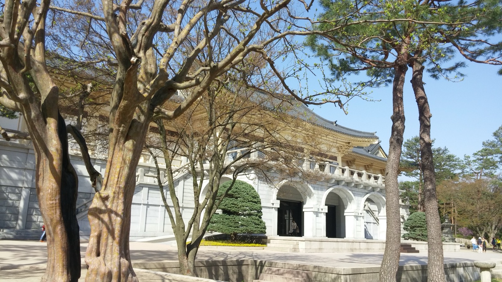 기와지붕을 얹은 본관 · 1982년에 문을 연 호암미술관 본관. 석조 건물 위에 기와지붕을 올렸다. ⓒJocelyndurrey · CC BY-SA 4.0