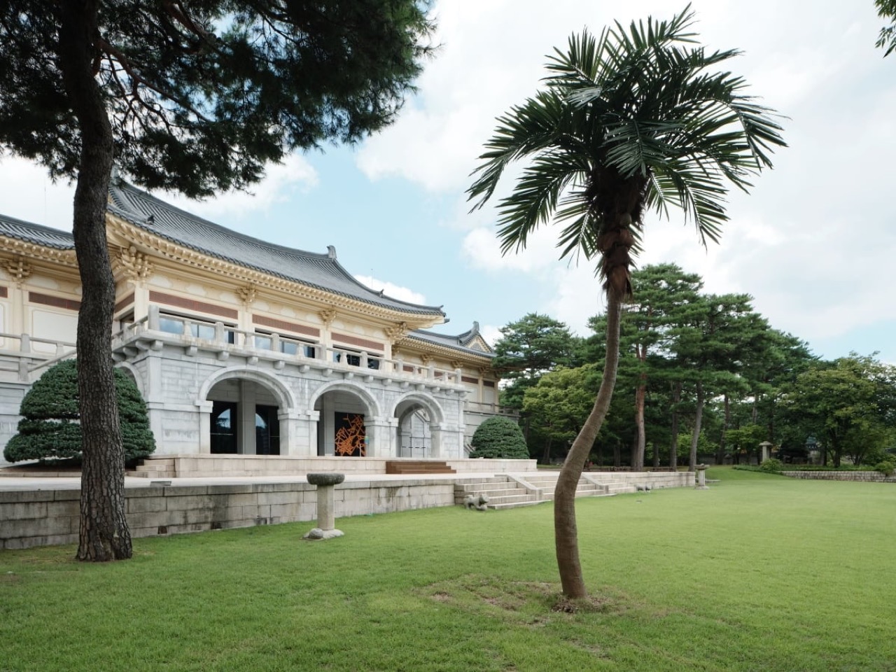 앞뜰에서 도는 야자수 · 레이첼 윤의 「퍼레이드 파라디 II」. 회전하는 인공 야자수를 본관 앞 잔디에 세웠다. ⓒ김연제 / 호암미술관 · 한국경제