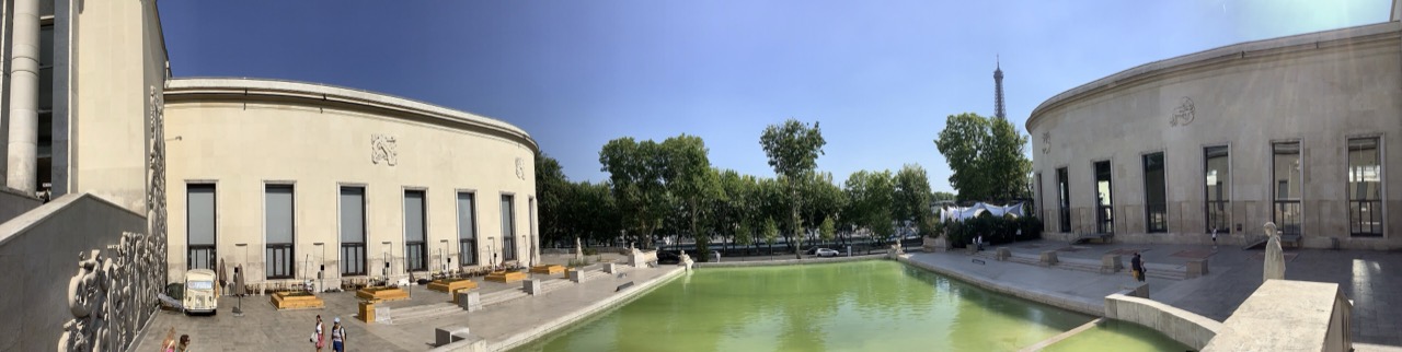 파리의 공동기획자 · 팔레 드 도쿄(Palais de Tokyo)와 연못, 그 너머의 에펠탑. 1937년 만국박람회 건물이다. ⓒDiscoA340 · CC BY-SA 4.0