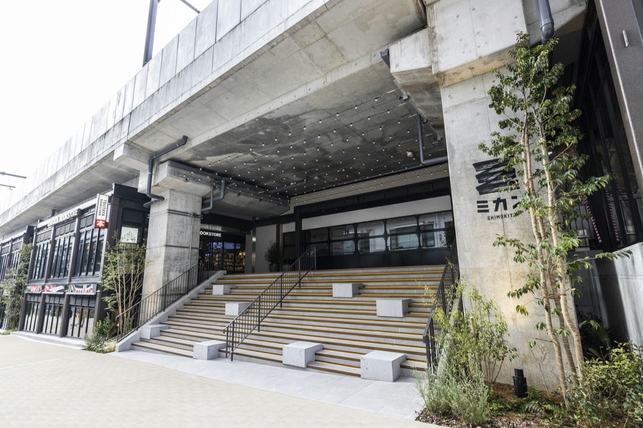 隣の会社の高架下 · 京王井の頭線の高架下にある商業施設ミカン下北。イベントのコラボ会場としても使われる。ⓒムーンアートナイト下北沢