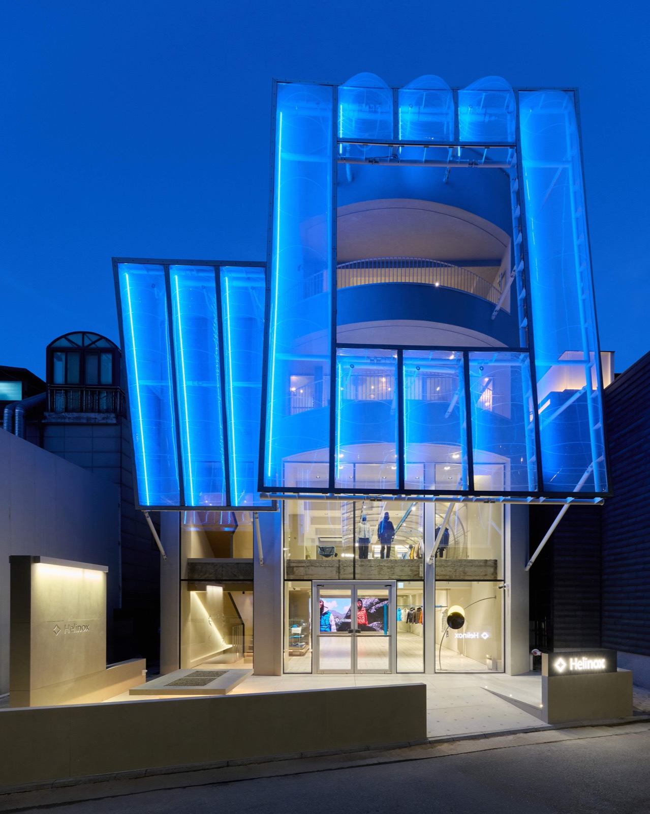 Blue after dark · Once the sun sets the ETFE air cushions on the facade glow blue. The lighting was designed so the building wears two faces. ⓒKolon FnC