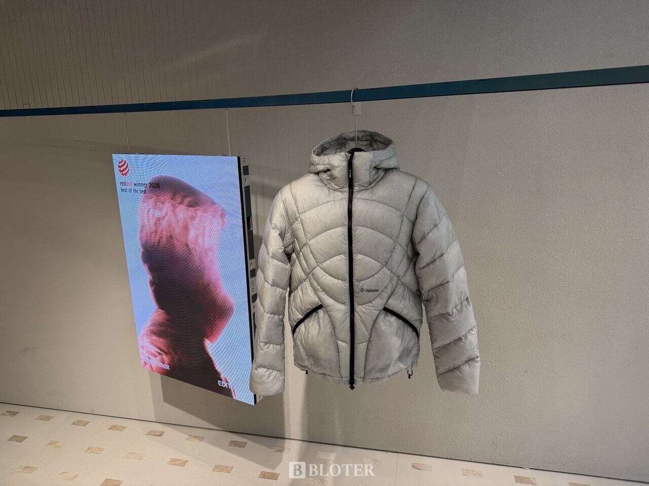 The award winner · The Eclipse Pack Down Jacket beside a screen carrying the award notice. ⓒBloter