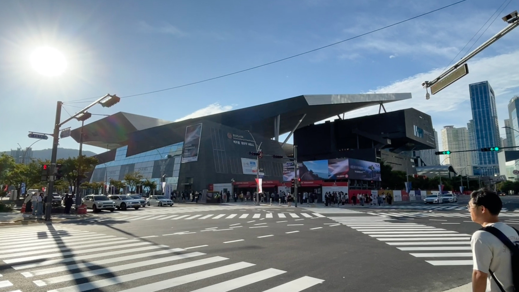 The Busan Cinema Center from across the street · During the 2023 festival. The roof reaches far beyond the body of the building. ⓒ399scout · CC BY-SA 4.0