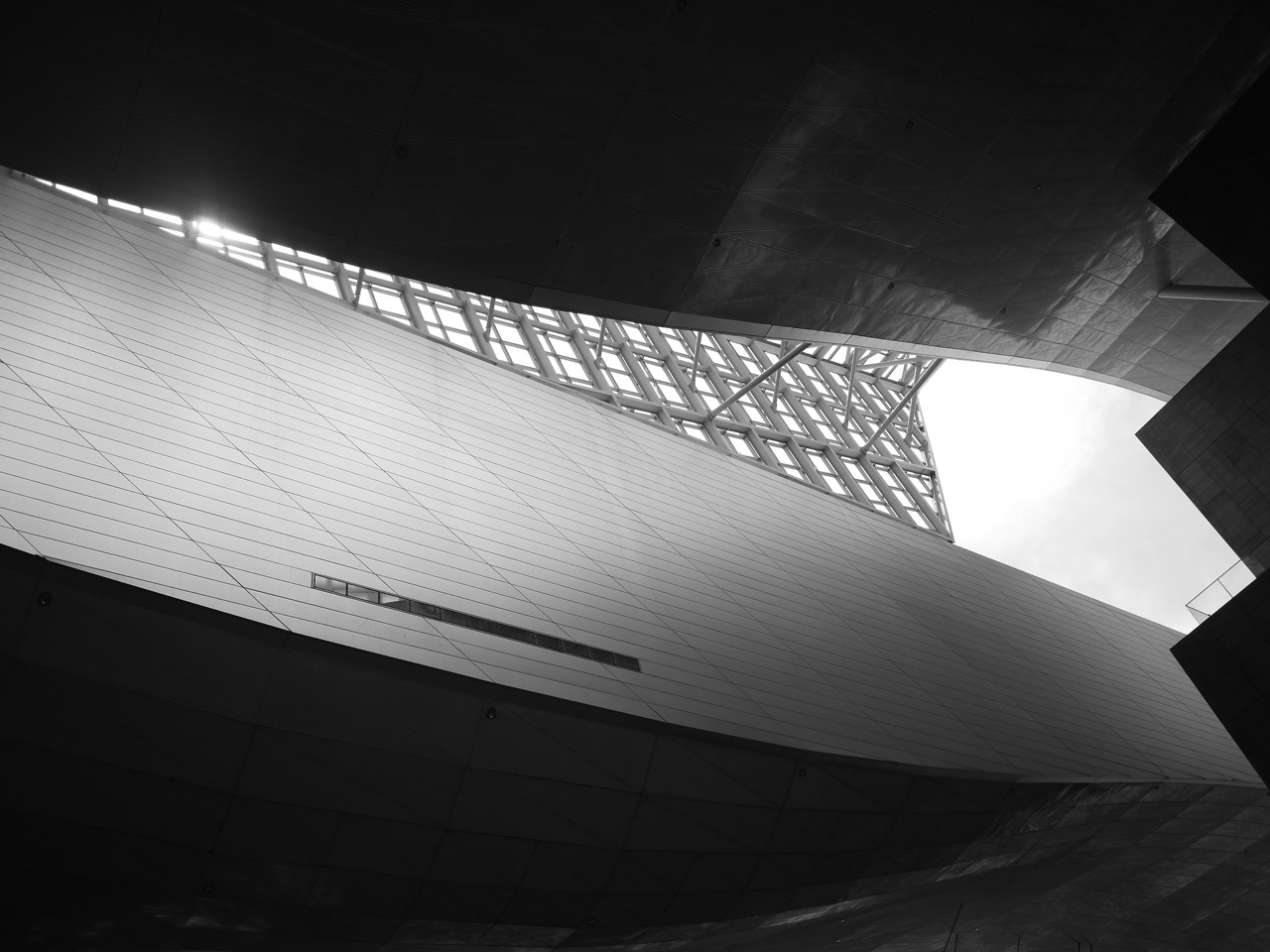 A facade that folds at an angle · A body with almost no vertical lines. A roof weighing 6,376 tonnes sits on top of it. ⓒQian Ding · CC BY-SA 2.0