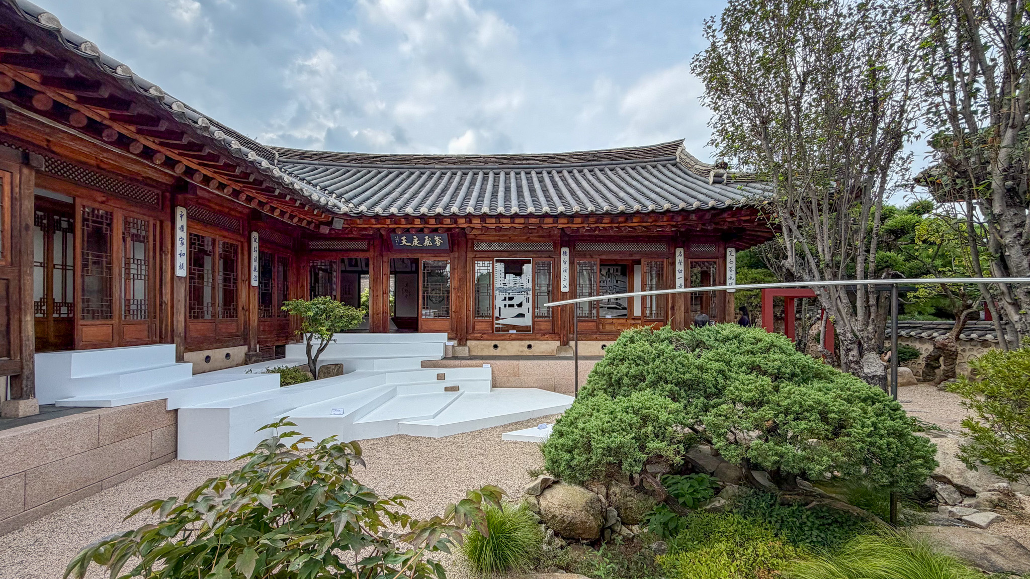 A hollow dug in front of the main house · White steps were set into the yard where the soil was removed. Sit here and you look up at the anchae, the main house, from below. ⓒBRIQUE MAGAZINE