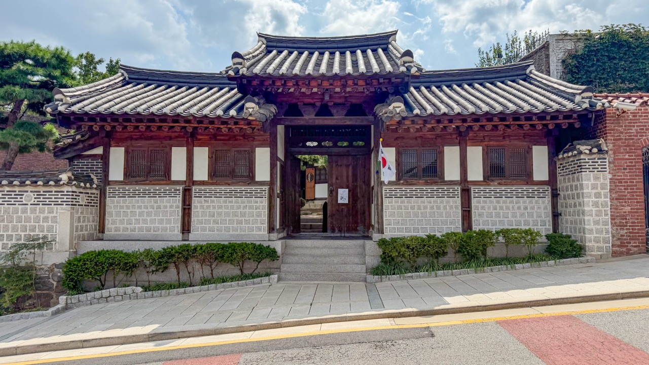 The gatehouse from the street · The gate faces Inwangsan-ro. You only walk through it at the slot you booked. ⓒBRIQUE MAGAZINE