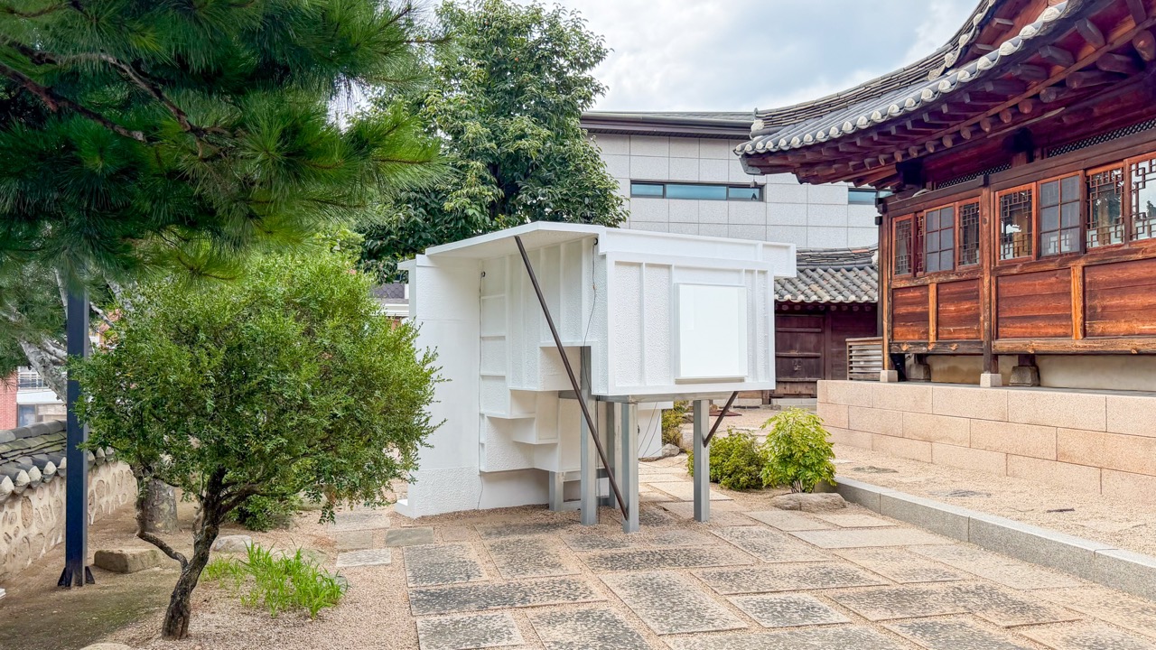 The attic, brought outside · A cast of the sarangchae attic, turned upside down. Visitors can go inside. ⓒBRIQUE MAGAZINE