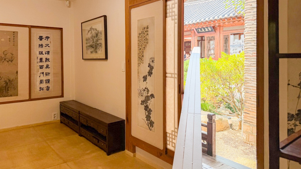 A white line leaving the room · The line starts in the sarangchae and leads to the anchae, drawing the route for visitors. ⓒBRIQUE MAGAZINE