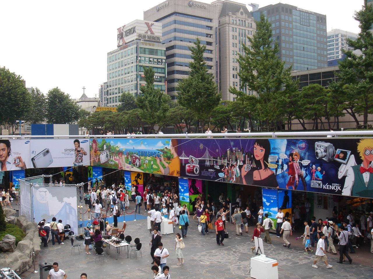 코엑스 앞 광장 · 팝업은 이 건물 아래 코엑스몰 지하 1층 라이브플라자에 선다. ⓒKanzelsberger · CC BY-SA 3.0