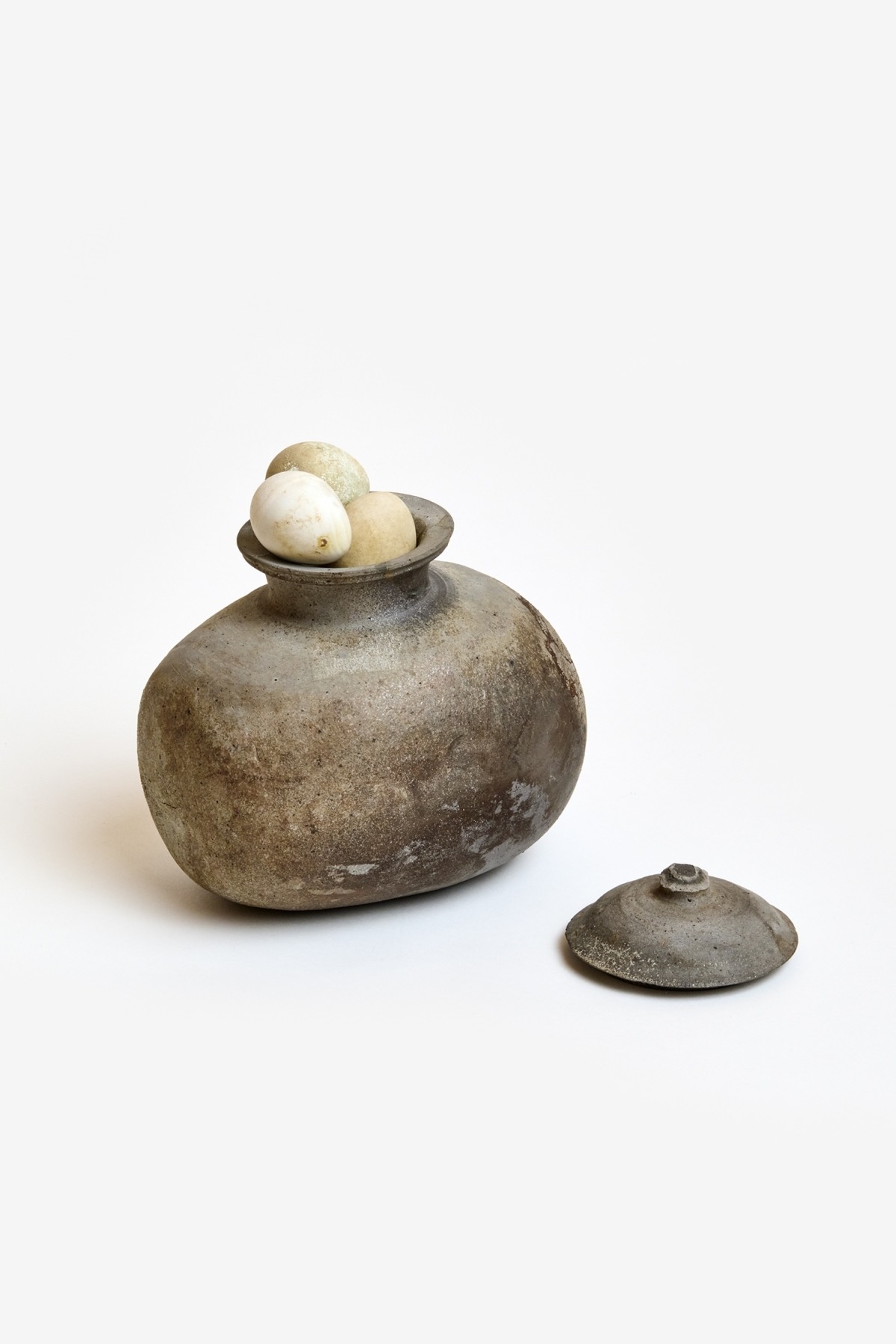 鳥の卵が入った土器 · 墓に一緒に埋めた食べ物が器ごと残った。蓋は横に別に置かれている。ⓒソウル新聞