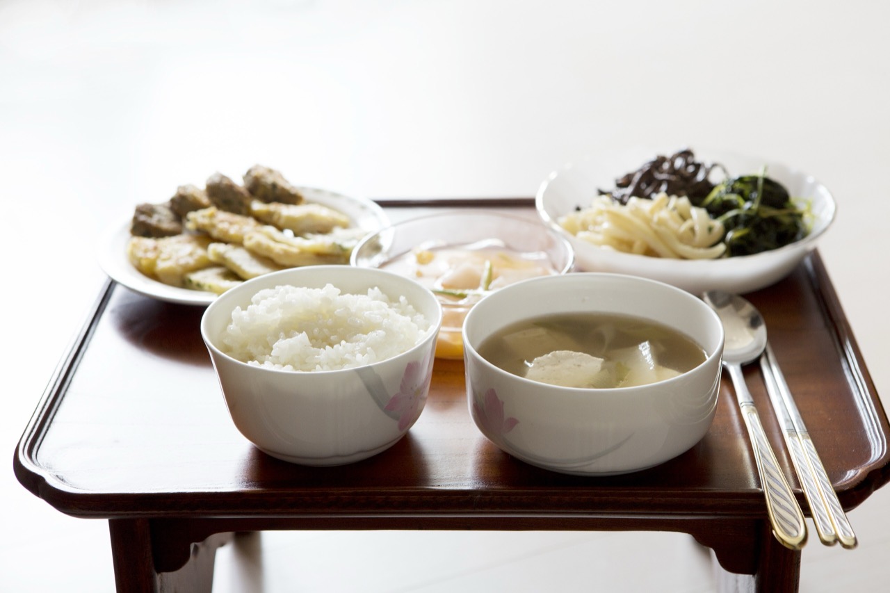 今日の一膳 · ご飯と汁、おかずと匙と箸。3,000年のあいだ、この順番はほとんど変わっていない。ⓒ国立国語院 · CC BY-SA 2.0 KR