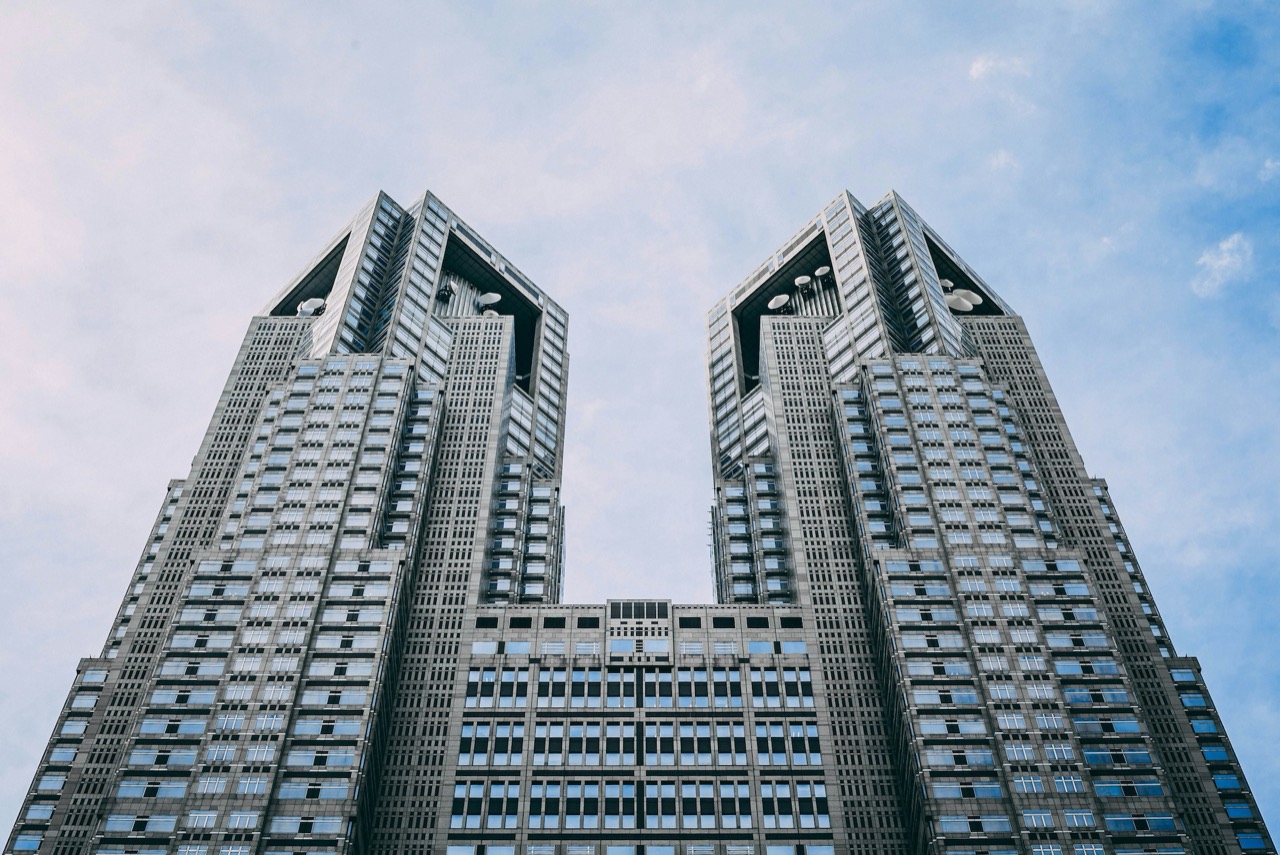 오다이바 해변공원 · 레인보우브리지를 마주 보는 해변. 쿠사마와 자오야오의 작품이 이 일대에 놓인다. ⓒTokyo Art Beat