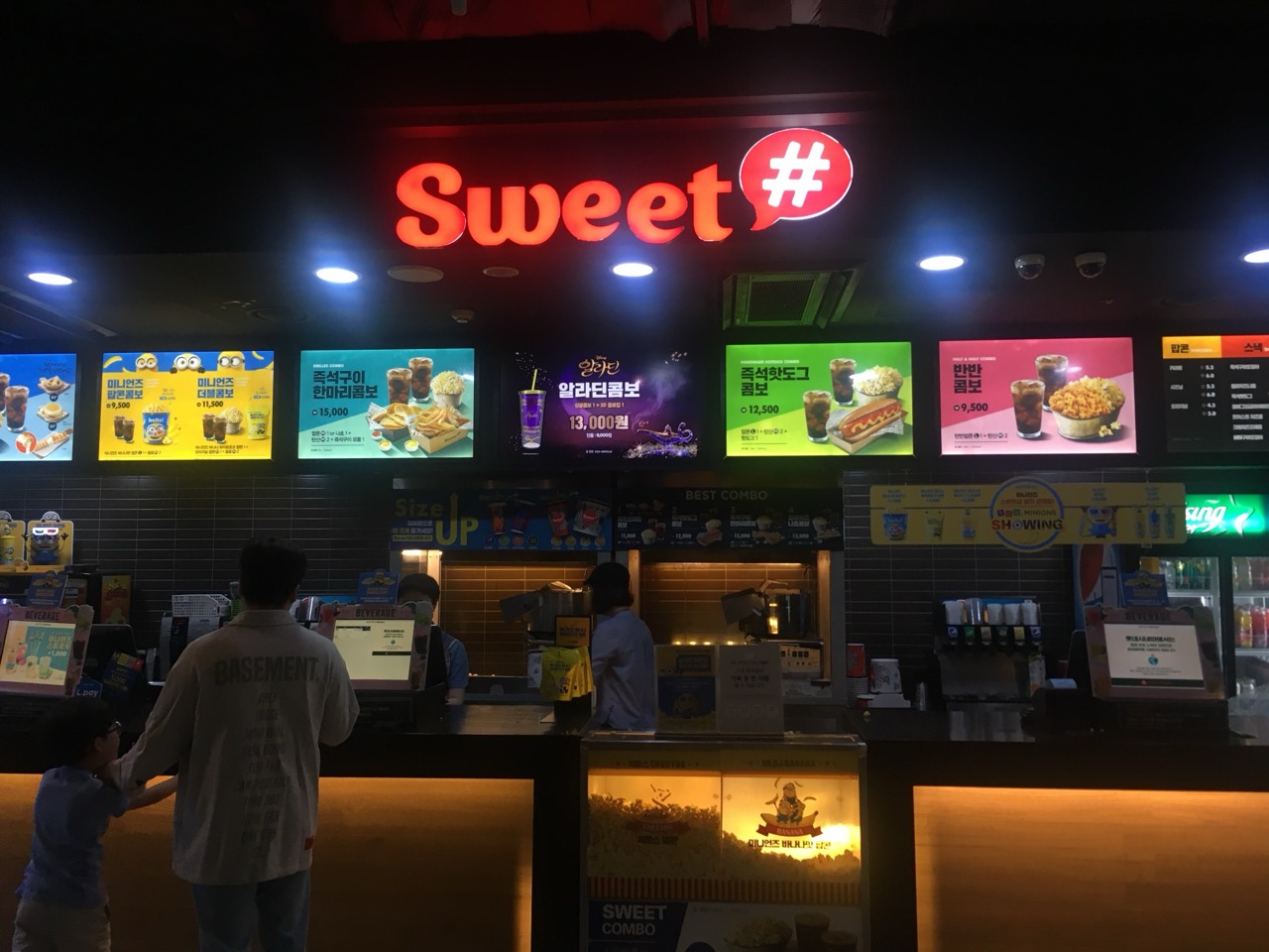 영화관 매점 · 국내 한 멀티플렉스의 매점. 「룰렛」은 맥주와 팝콘을 들고 관람할 수 있게 했다. ⓒSeogSumin · CC BY-SA 4.0