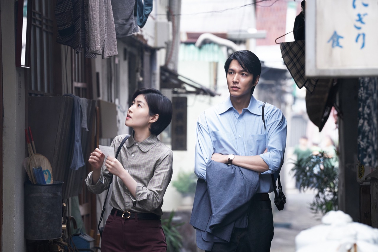 路地 · 洗濯物が干された狭い路地に立つヨンイル(イ・ミンホ)。古い建物が残る再開発区域を70年代の街並みに仕立てた。ⓒHive Media Corp · News1