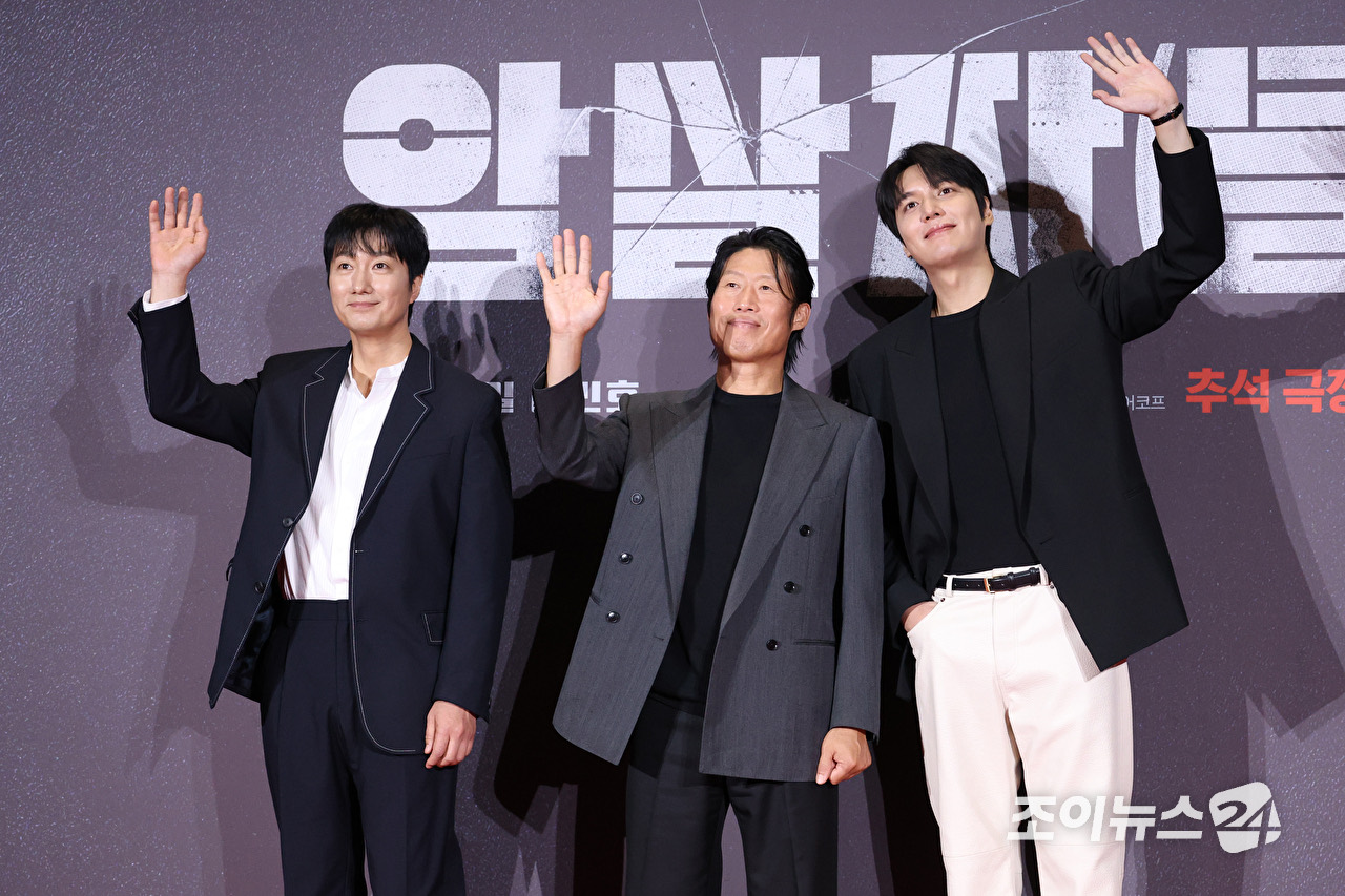 公開前の舞台 · 公開を控えたイベントで手を振るパク・ヘイル、ユ・ヘジン、イ・ミンホ。ⓒJoyNews24
