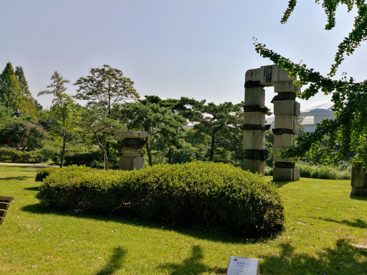 조각공원 잔디 · 올림픽공원 조각공원의 잔디와 돌 조각. 공원 전체가 축제의 동선이 된다. ⓒTeemeah · CC BY-SA 4.0
