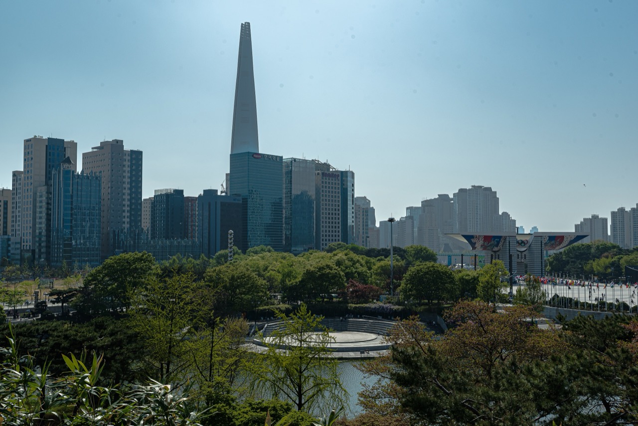 공원에서 본 타워 · 올림픽공원 숲 너머로 보이는 롯데월드타워. 도심 한가운데의 공원이라 지하철로 오간다. ⓒWoohyun Photos · CC BY-SA 2.0