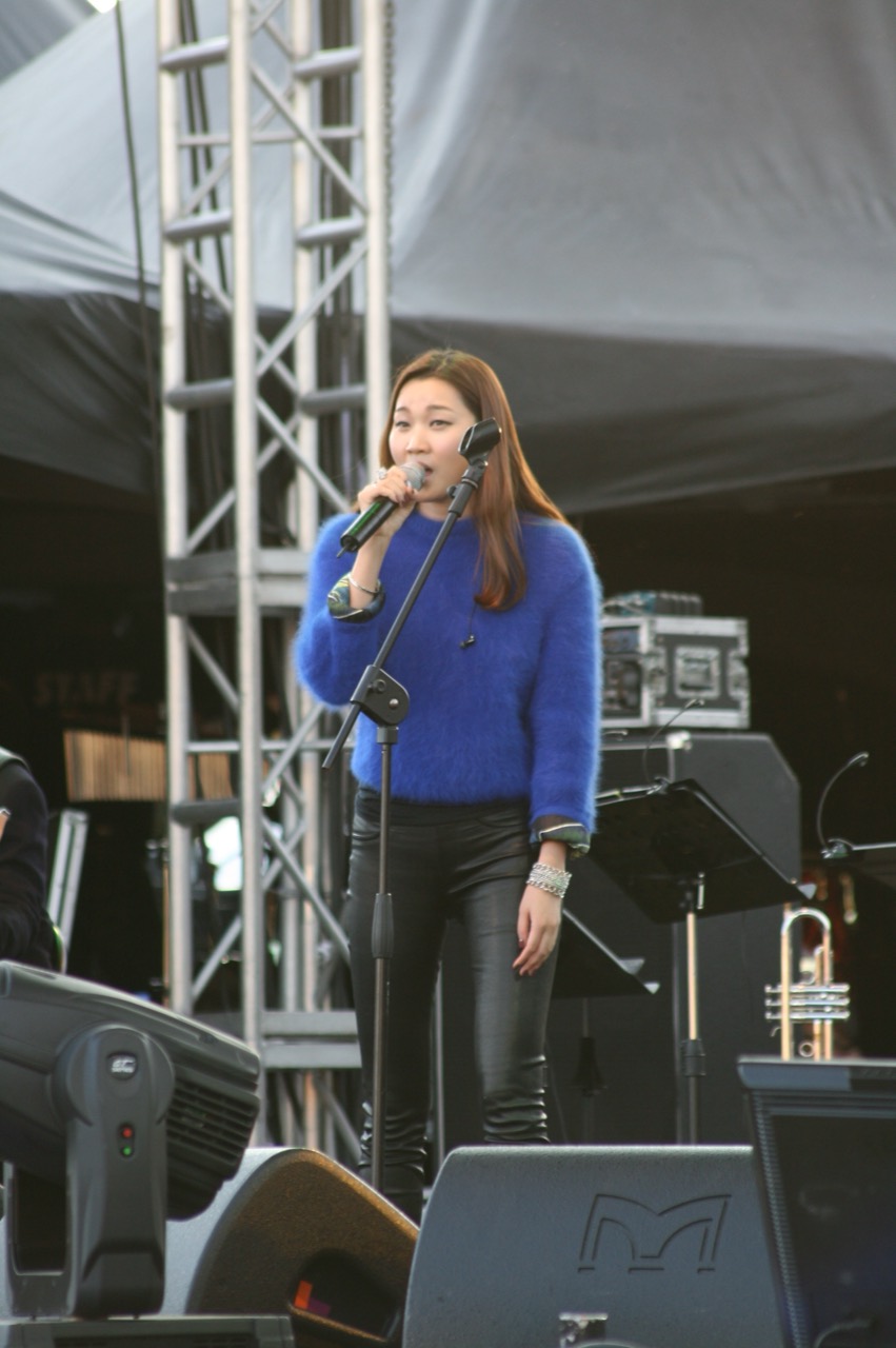 2011년 GMF 무대 · 2011년 GMF에서 노래하는 장윤주. 뒤편 트러스에 STAFF 글자가 보인다. ⓒKIYOUNG KIM · CC BY 2.0