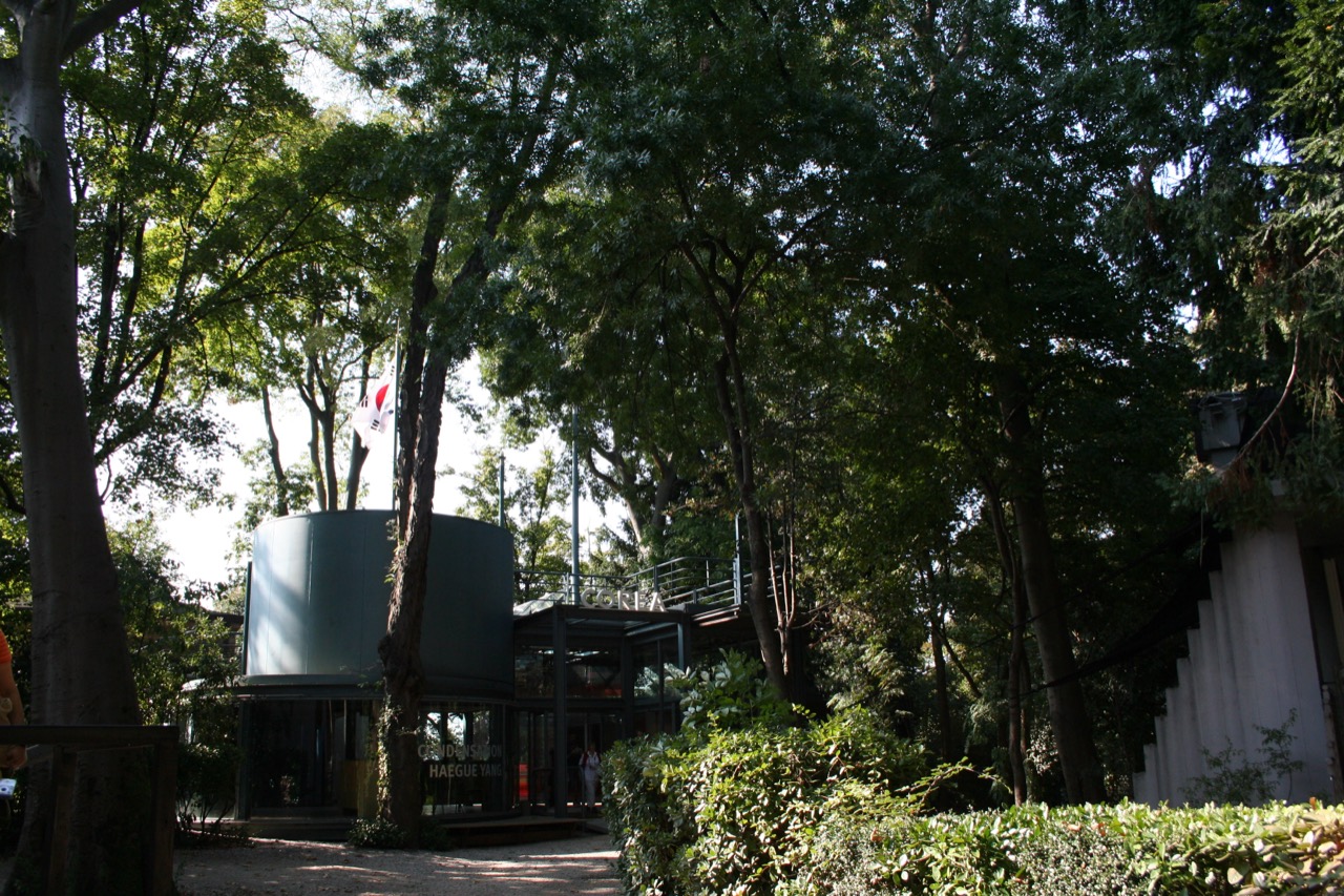 베니스 한국관 · 베니스 비엔날레 전시장 자르디니(Giardini) 숲 속의 한국관. 2009년 모습이다. ⓒCyril S · CC BY-SA 4.0