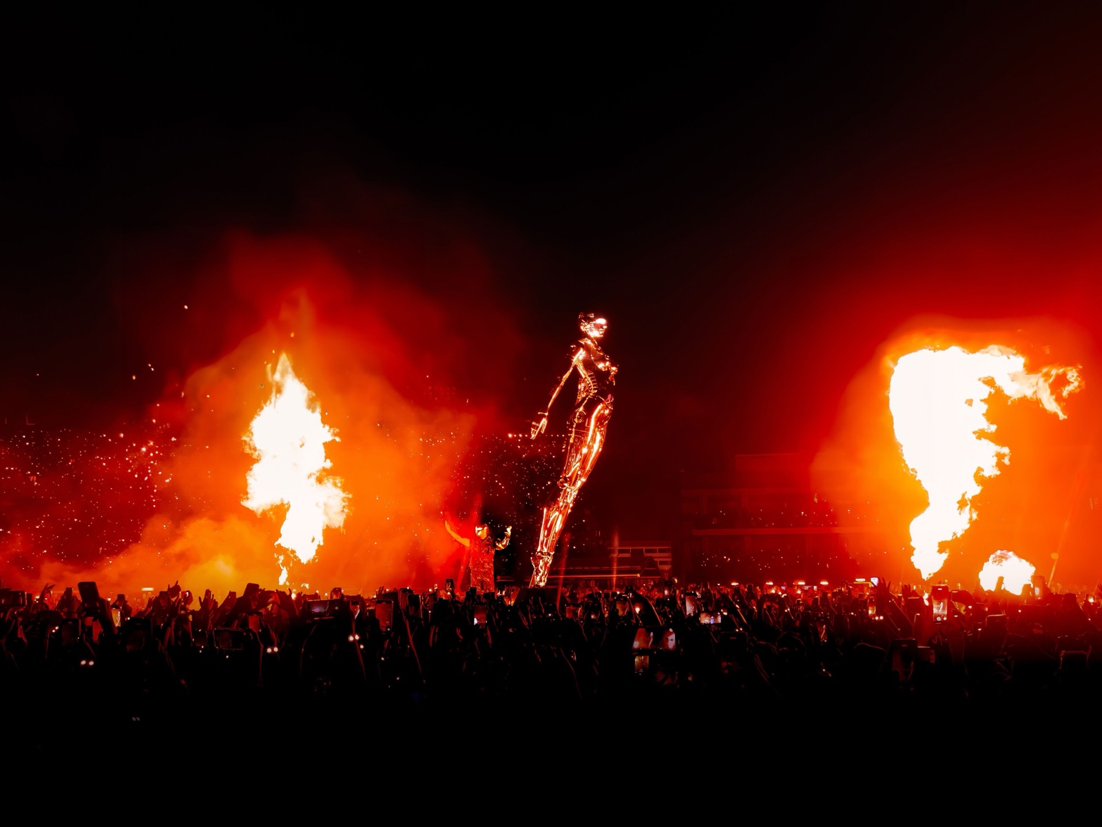 After Hours til Dawn · メキシコシティのForo Solで行われた同じツアーの公演。ステージの両脇に火柱が上がる。ⓒLudovic Delot · CC BY-SA 4.0
