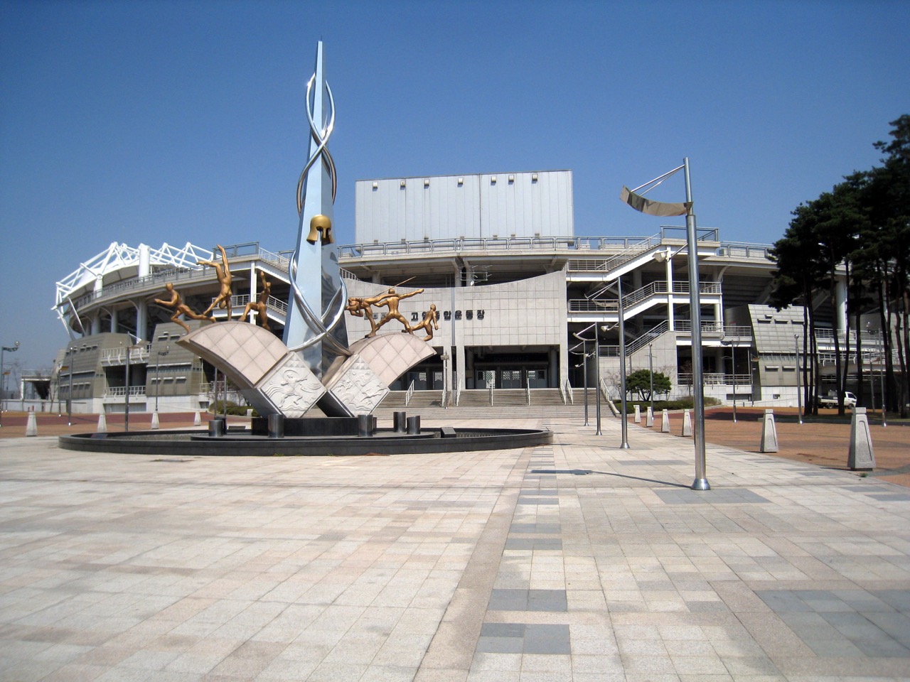高陽総合運動場 · 競技場前の広場。公演日には待機列とグッズ売り場で埋まる。ⓒWAKA77 · Public domain