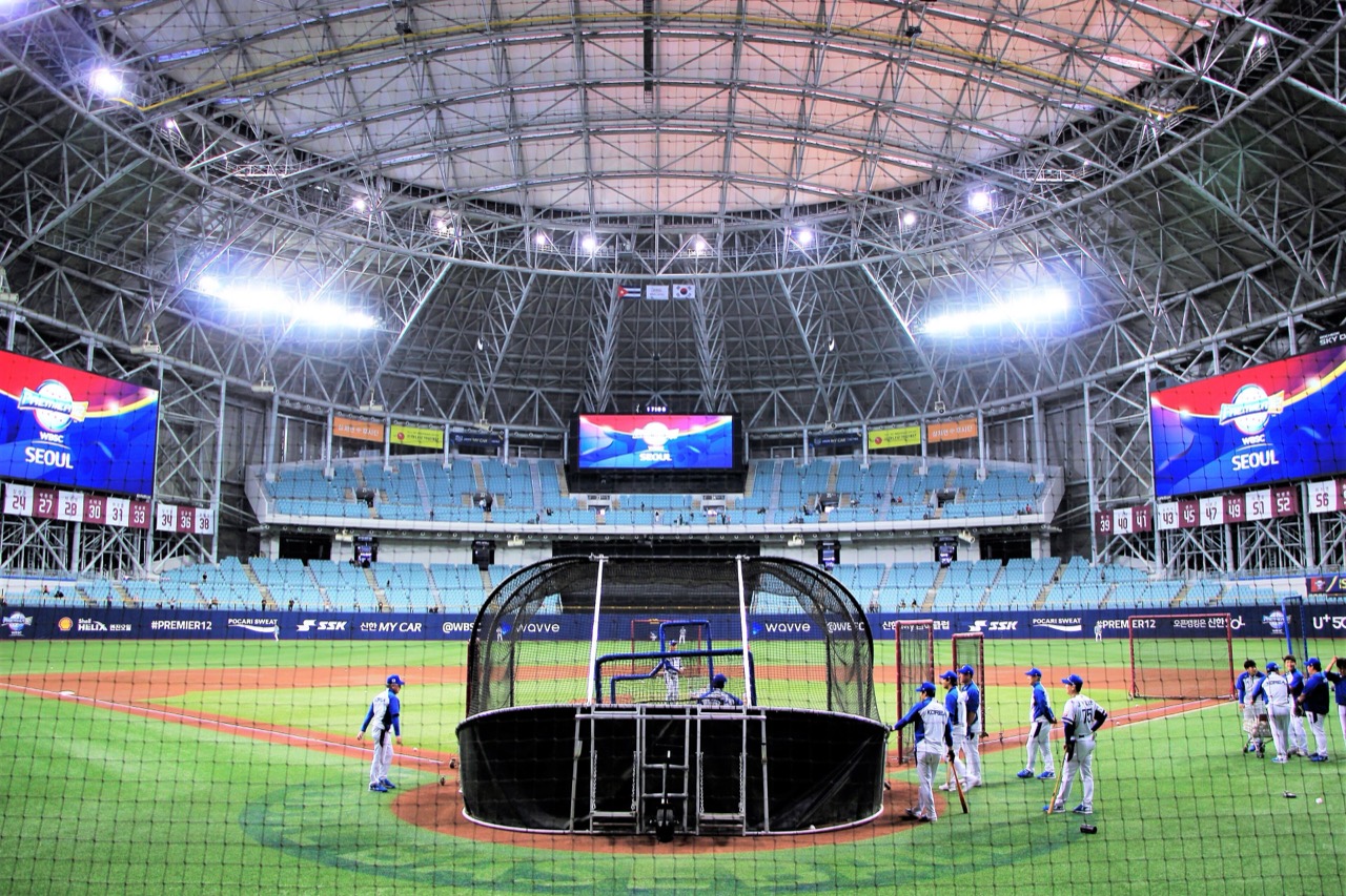 高尺スカイドーム · 国内唯一のドーム球場。公演会場として使うには野球シーズンが終わるのを待つしかない。ⓒTrainholic · CC BY-SA 4.0