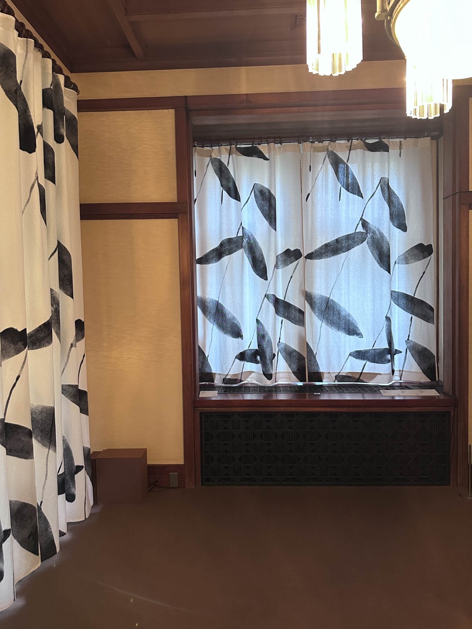 掛け替えたカーテン · 本館の部屋の窓に掛かるマリメッコの布。窓枠とラジエーターカバーは1933年のまま。ⓒFASHIONSNAP
