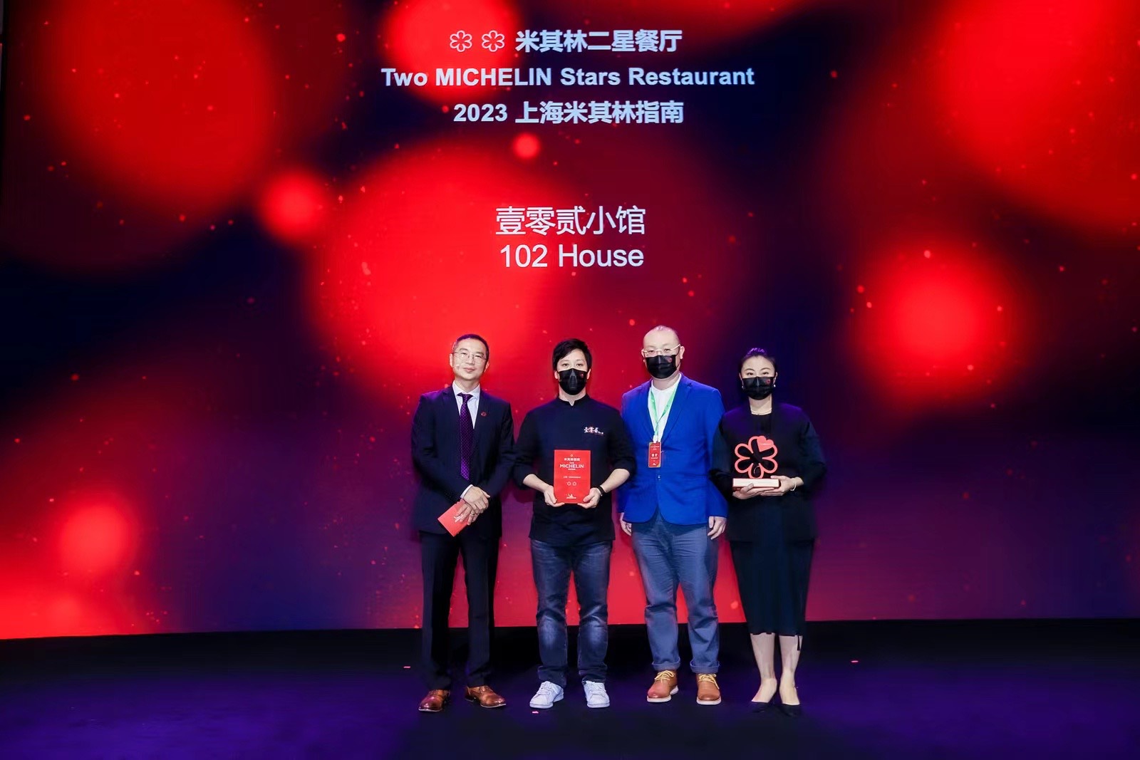 같은 달, 2스타는 문을 닫았다 · 미슐랭 2스타 102 House의 마지막 영업일은 2026년 7월 8일이었다. 2026년 가이드에 두 개 별로 올라 있던 곳이 임대차 만료 한 줄로 도시에서 사라졌다. ⓒ名廚MINGCHU