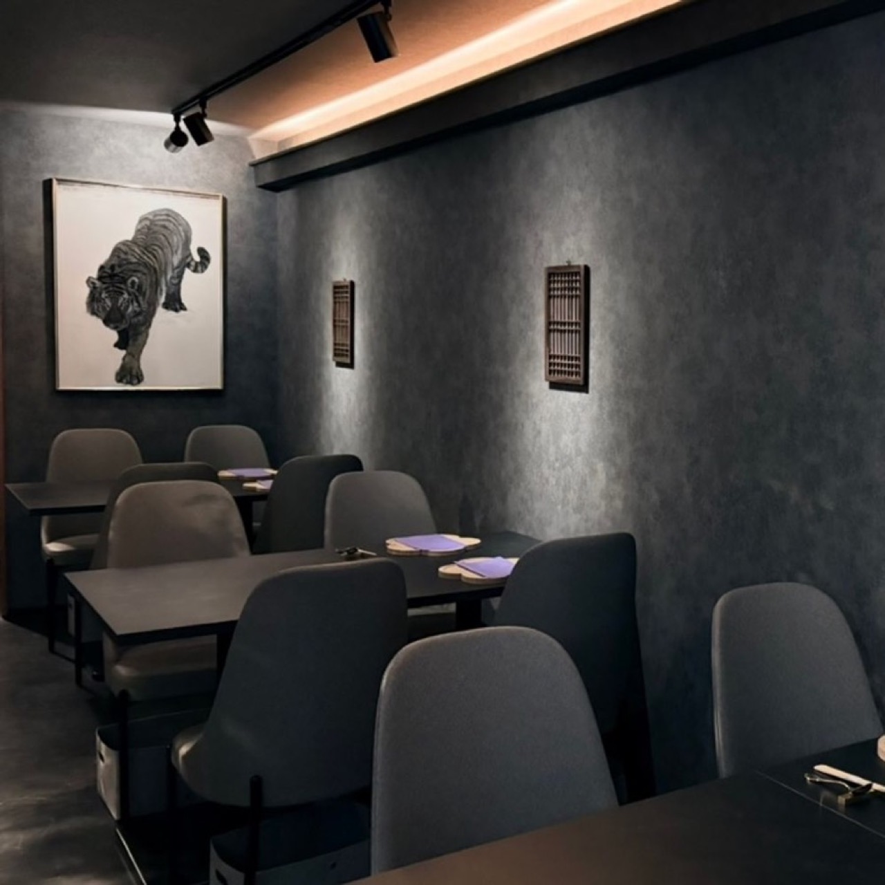 잔을 비우게 만드는 배열 · 방문기가 전하는 구성은 죽으로 열어 약과와 크림치즈, 게살 김밥, 두부 잣 소스, 이리 지짐과 파래국, 오리 로스트, 새우면, 모나카로 닫는다. 발효한 신맛과 짠맛이 번갈아 들어오는 코스이며, 술이 무제한인 가게에서 이 배열은 원가 쪽 변수가 된다. ⓒMICHELIN Guide