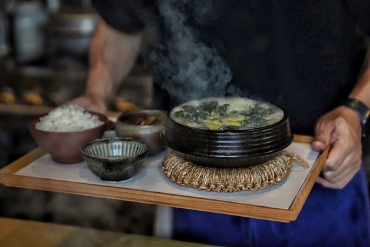 밥 짓는 시각이 곧 좌석표 · 10시, 11시 30분, 12시 30분, 13시 30분 네 번에 나눠 가마솥으로 밥을 짓는다. 열린 주방이라 손님이 그 장면을 본다. ⓒ중앙일보